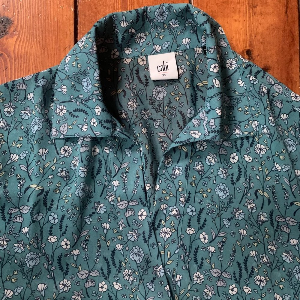 CAbi Chase Field of Flowers X-Small Sheer Long Sleeve V-Neck Blouse EUC - Picture 6 of 13